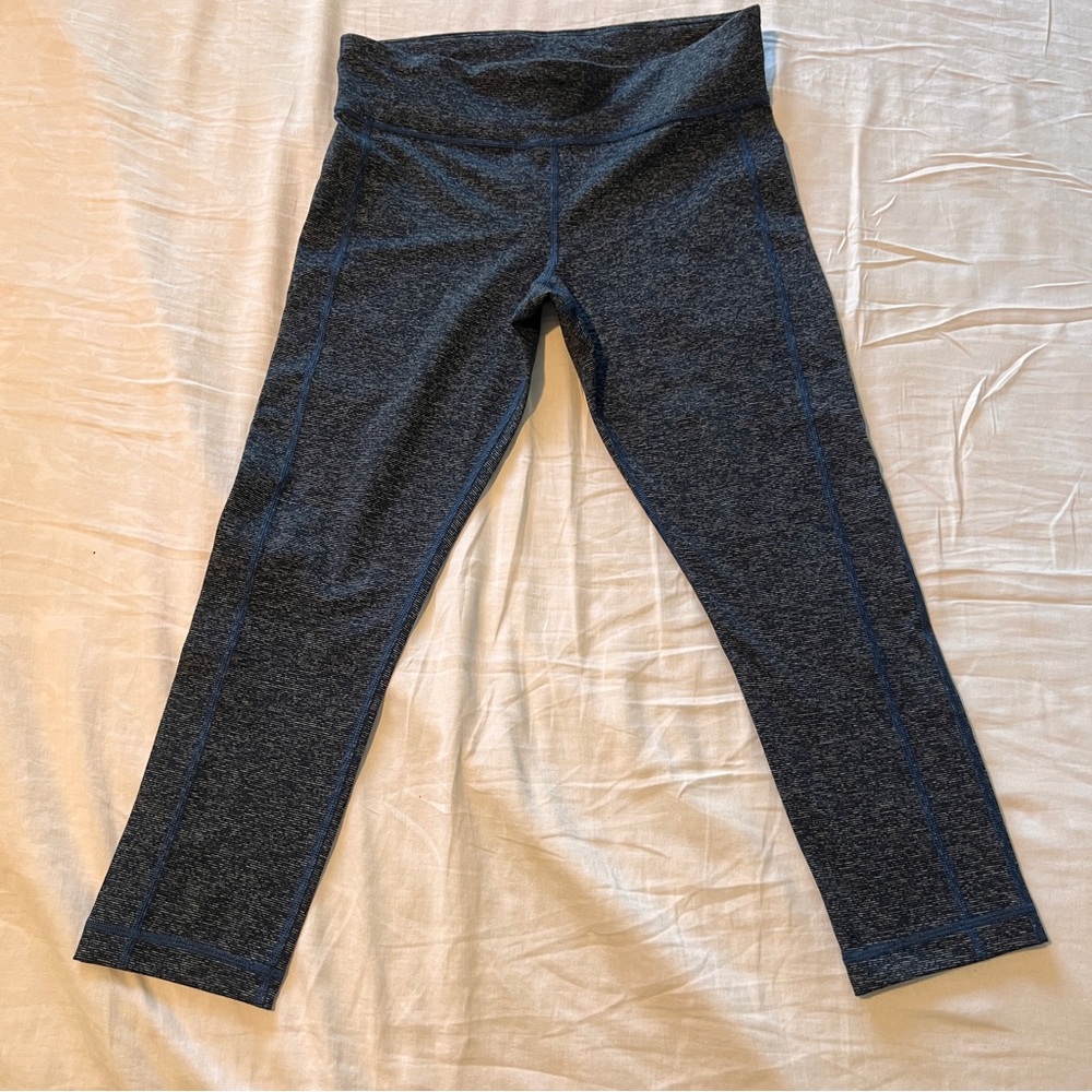 Under Armour Women’s Cropped Leggings Medium Heathered Black Blue Stitch